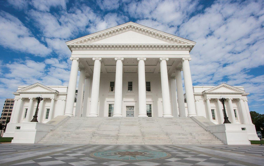 نیلا آسمان اور سفید بادل ورجینیا کیپیٹل عمارت کو گھیرے ہوئے ہیں